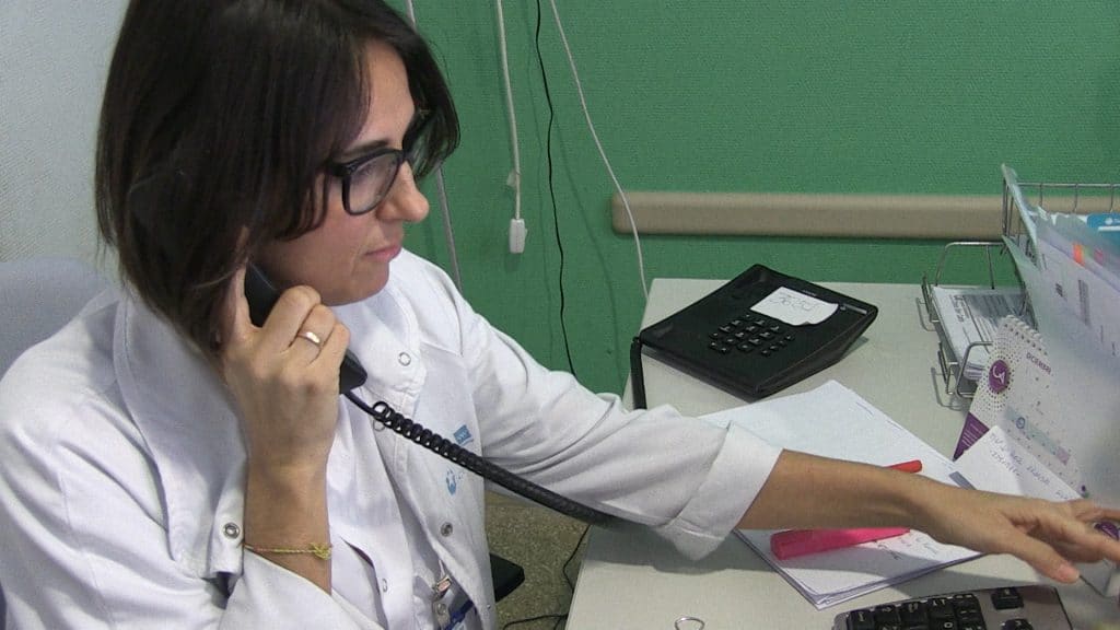 Exigim que les infermeres continuïn fent el seguiment dels pacients amb COVID-19 sense cap mena de «supervisió» mèdica