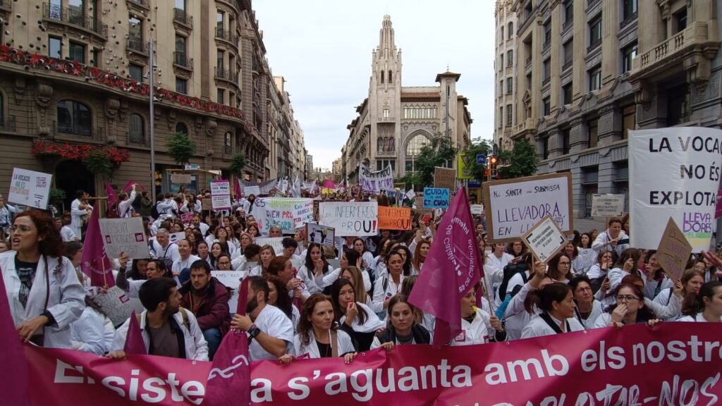 4.000 infermeres surten als carrers de Barcelona per enviar un contundent missatge al conseller de Salut: les infermeres diem prou!