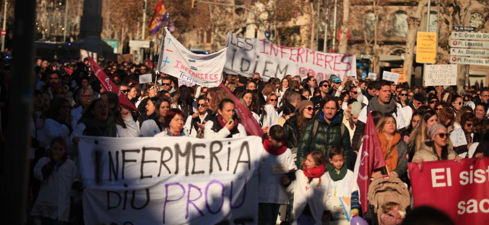 Després d’un mes de vaga, 6000 infermeres, familiars i usuaris hem tornat a omplir els carrers de Barcelona