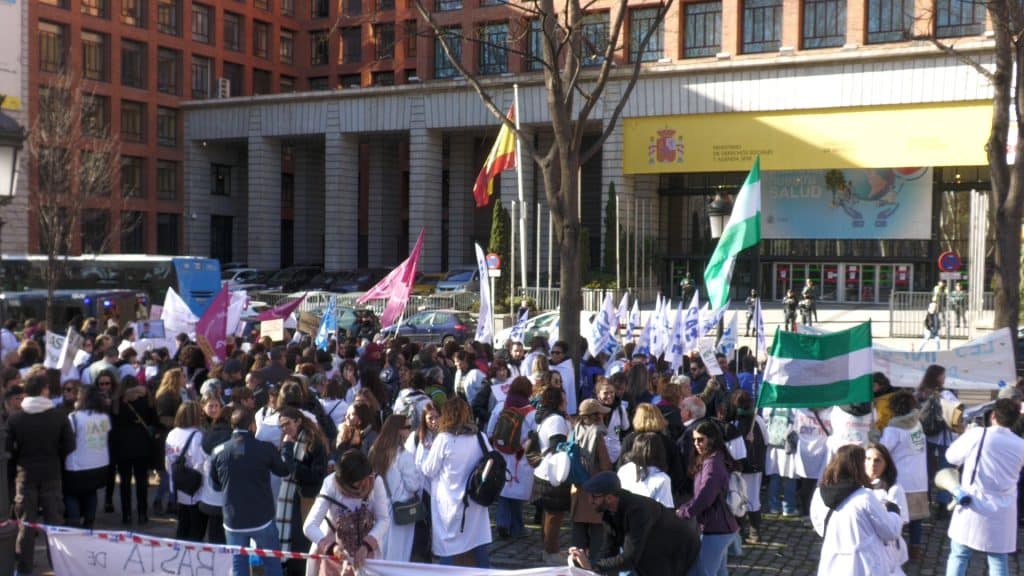 Després de les accions de les infermeres catalanes, el Ministeri de Sanitat anuncia que es compromet a dur a terme la reclassificació de les infermeres durant el 2024